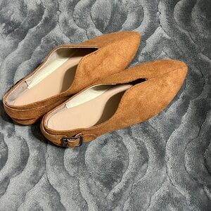 Solid color brown/ mustard loafers.